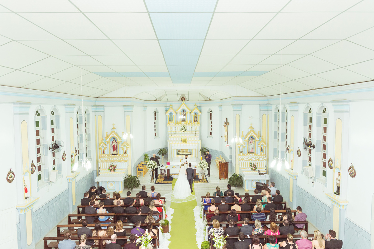 Dentro da igreja. Casamento Maiara e Alessandro. Presidente Nereu, SC. Fotografia de Eduardo Pasqualini, fotógrafo de casamentos e ensaios em Rio do Sul, Santa Catarina.