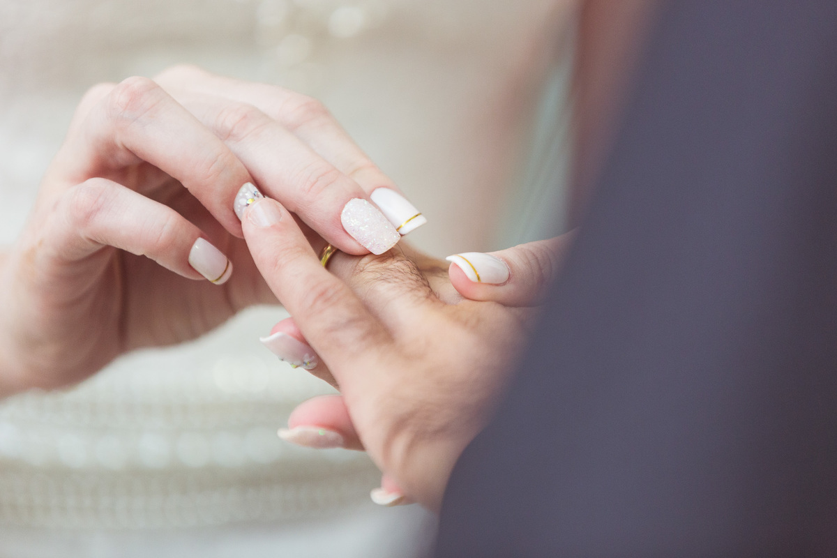 Dedo do noivo. Casamento Maiara e Alessandro. Presidente Nereu, SC. Fotografia de Eduardo Pasqualini, fotógrafo de casamentos e ensaios em Rio do Sul, Santa Catarina.