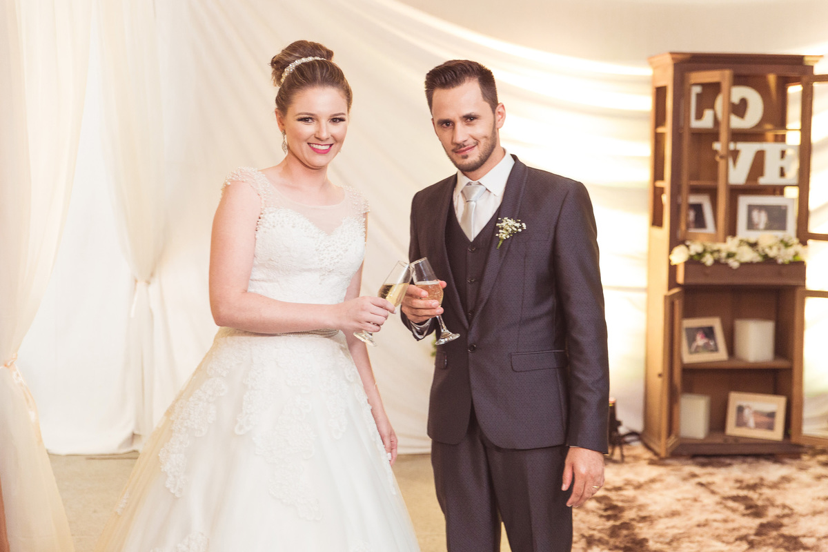 Brinde. Casamento Maiara e Alessandro. Presidente Nereu, SC. Fotografia de Eduardo Pasqualini, fotógrafo de casamentos e ensaios em Rio do Sul, Santa Catarina.