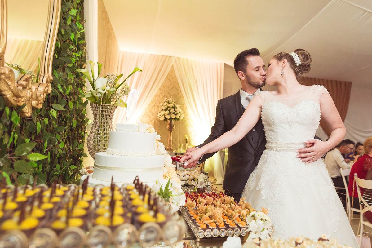 Corte do bolo. Casamento Maiara e Alessandro. Presidente Nereu, SC. Fotografia de Eduardo Pasqualini, fotógrafo de casamentos e ensaios em Rio do Sul, Santa Catarina.