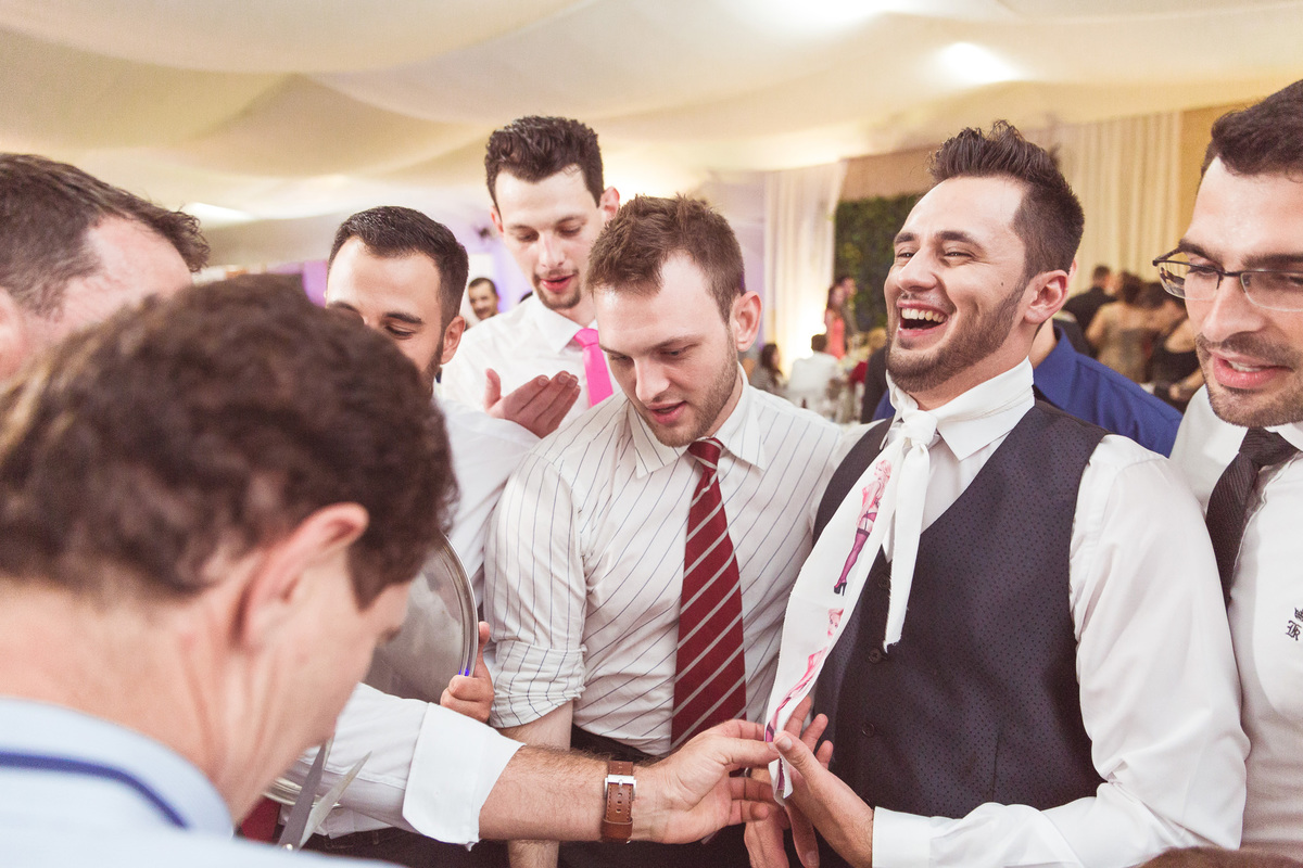 Corte da gravata. Casamento Maiara e Alessandro. Presidente Nereu, SC. Fotografia de Eduardo Pasqualini, fotógrafo de casamentos e ensaios em Rio do Sul, Santa Catarina.