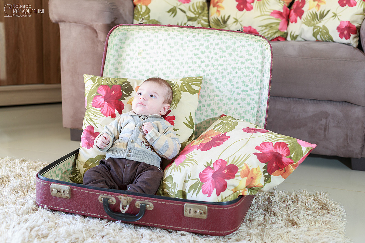 Mala antiga Vintage com bebe de 2 meses. Fotografia de Eduardo Pasqualini, fotógrafo de casamentos e ensaios em Rio do Sul, Santa Catarina.