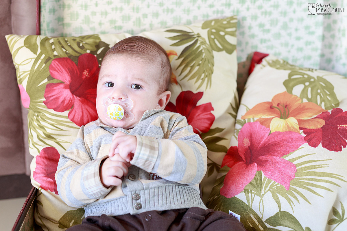 De bico, Bebe Samuel sentado em mala antiga vintage. Fotografia de Eduardo Pasqualini, fotógrafo de casamentos e ensaios em Rio do Sul, Santa Catarina.