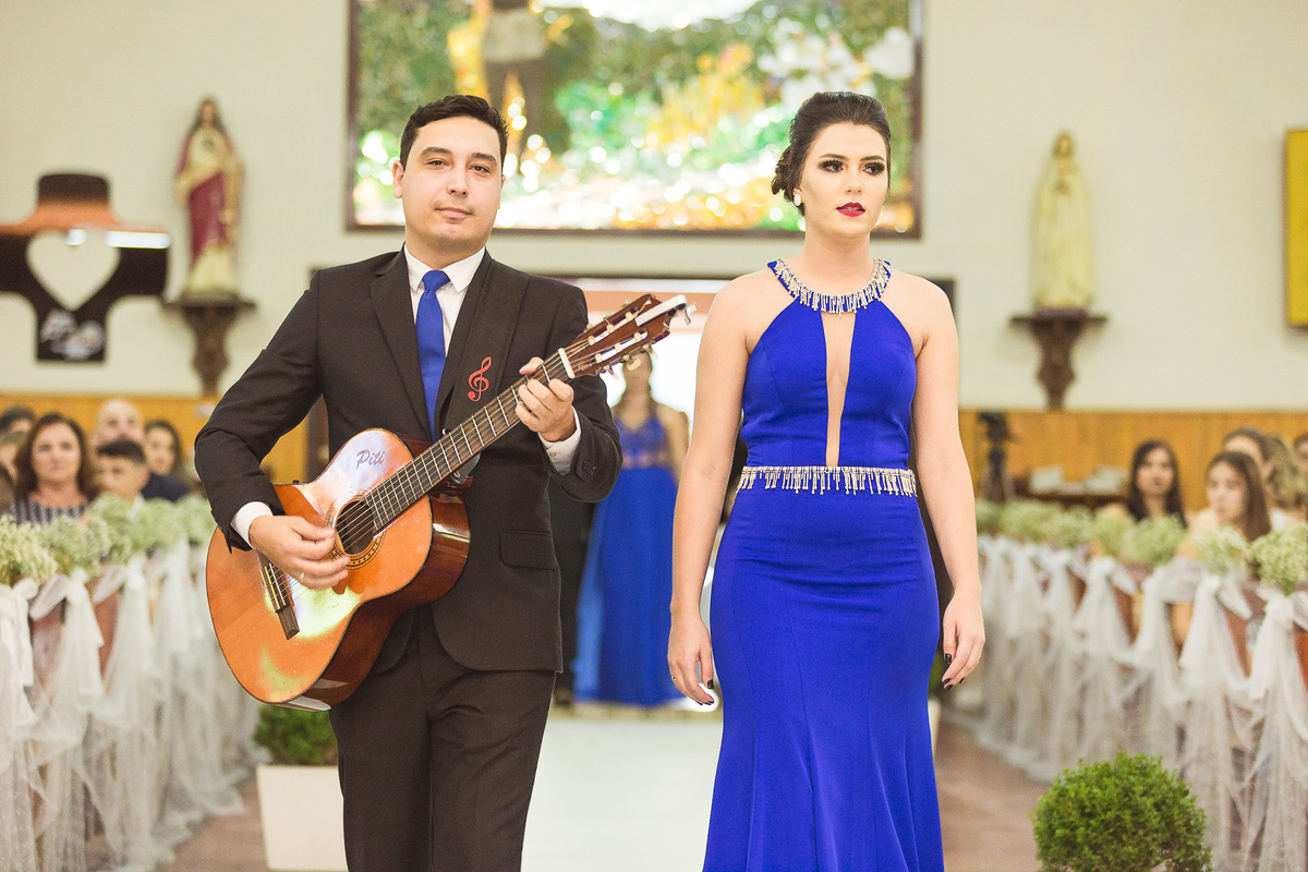 Música tocada pelo padrinho. Casamento Lidiane e Bruno, Vidal Ramos, SC, Clube Fluminense. Fotografia de Eduardo Pasqualini, fotógrafo de casamentos e ensaios em Rio do Sul, Santa Catarina.