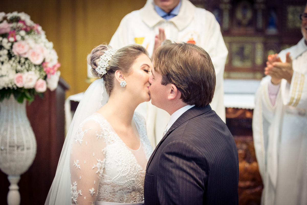 Beijo de casamento. Casamento Lidiane e Bruno, Vidal Ramos, SC, Clube Fluminense. Fotografia de Eduardo Pasqualini, fotógrafo de casamentos e ensaios em Rio do Sul, Santa Catarina.