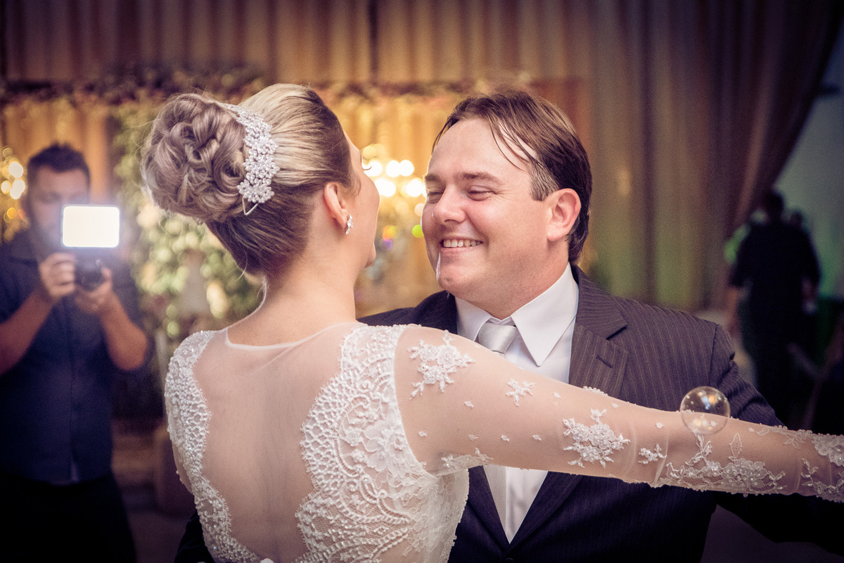 Valsa dos noivos. Casamento Lidiane e Bruno, Vidal Ramos, SC, Clube Fluminense. Fotografia de Eduardo Pasqualini, fotógrafo de casamentos e ensaios em Rio do Sul, Santa Catarina.