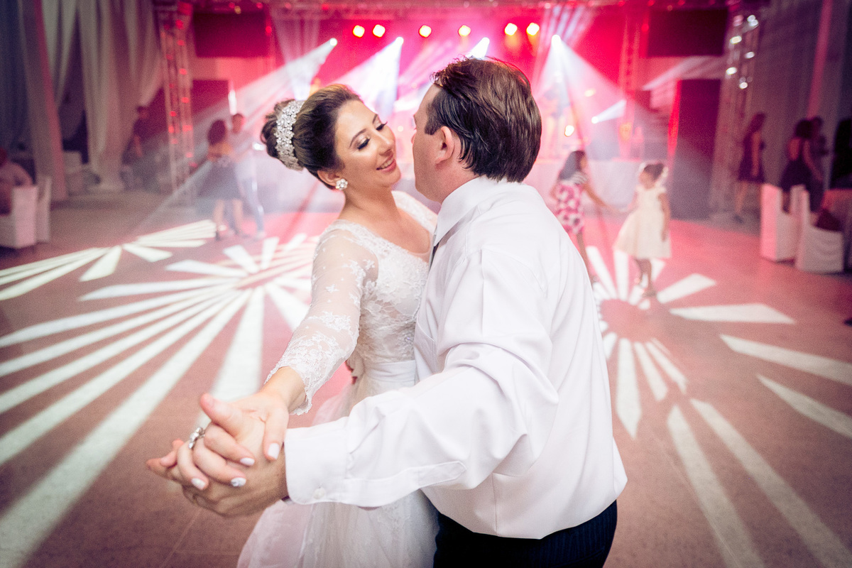 Não me canso de dançar com você. Casamento Lidiane e Bruno, Vidal Ramos, SC, Clube Fluminense. Fotografia de Eduardo Pasqualini, fotógrafo de casamentos e ensaios em Rio do Sul, Santa Catarina.