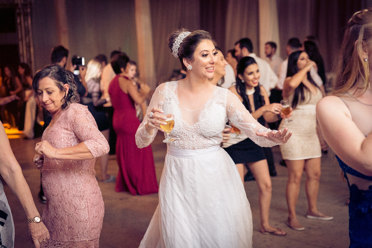 Dance... Casamento Lidiane e Bruno, Vidal Ramos, SC, Clube Fluminense. Fotografia de Eduardo Pasqualini, fotógrafo de casamentos e ensaios em Rio do Sul, Santa Catarina.