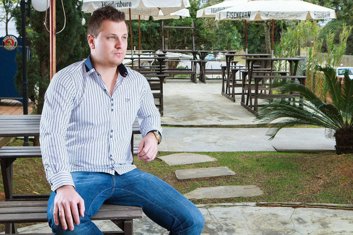 Michael sentado elegantemente. Fotografia de Eduardo Pasqualini, fotógrafo de casamentos e ensaios em Rio do Sul, Santa Catarina.