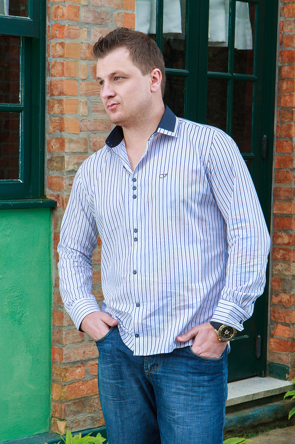 Modelo masculino com mãos no bolso. Fotografia de Eduardo Pasqualini, fotógrafo de casamentos e ensaios em Rio do Sul, Santa Catarina.