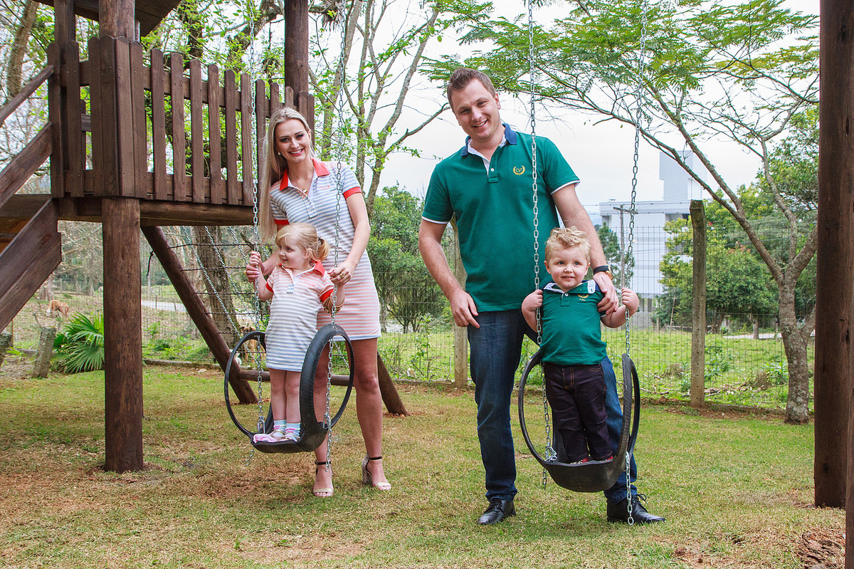 Pura diversão de família com crianças brincando em balanço. Fotografia de Eduardo Pasqualini, fotógrafo de casamentos e ensaios em Rio do Sul, Santa Catarina.