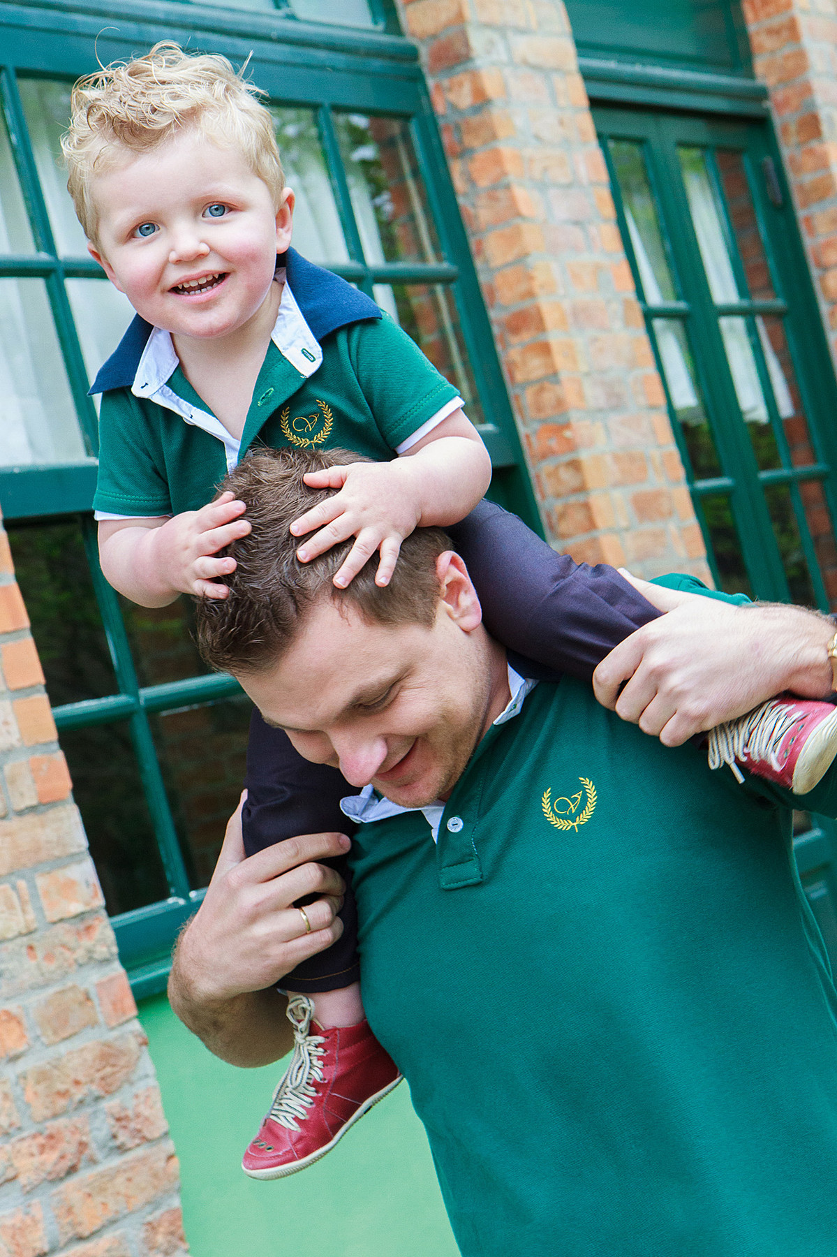 Pai carregando filho no pescoço. Fotografia de Eduardo Pasqualini, fotógrafo de casamentos e ensaios em Rio do Sul, Santa Catarina.
