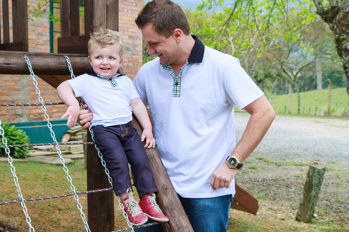 No parquinho, pai e filho se divertem. Fotografia de Eduardo Pasqualini, fotógrafo de casamentos e ensaios em Rio do Sul, Santa Catarina.