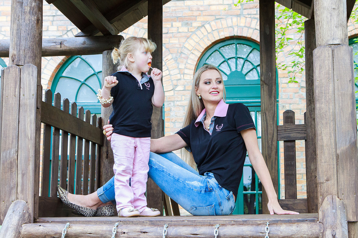 Mãe e filha vestindo roupas iguais. Fotografia de Eduardo Pasqualini, fotógrafo de casamentos e ensaios em Rio do Sul, Santa Catarina.