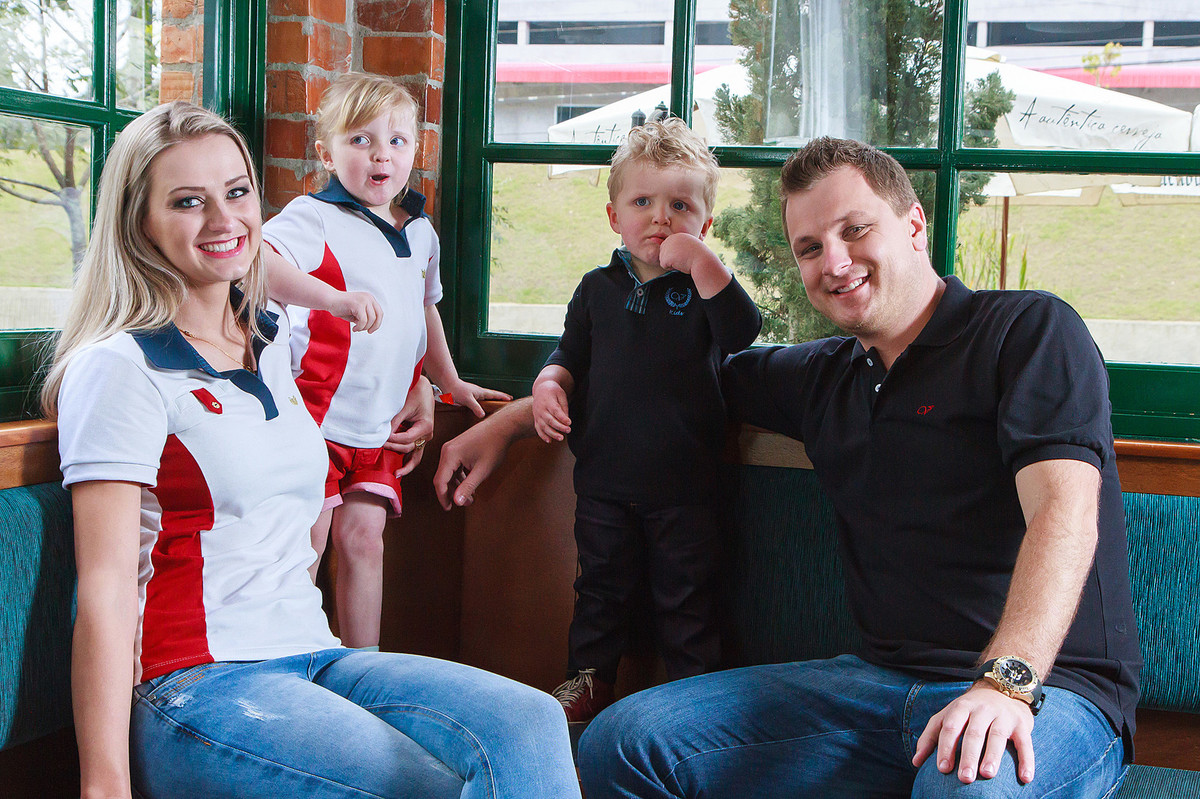 Pai, mãe e filhos em ensaio fotográfico. Fotografia de Eduardo Pasqualini, fotógrafo de casamentos e ensaios em Rio do Sul, Santa Catarina.