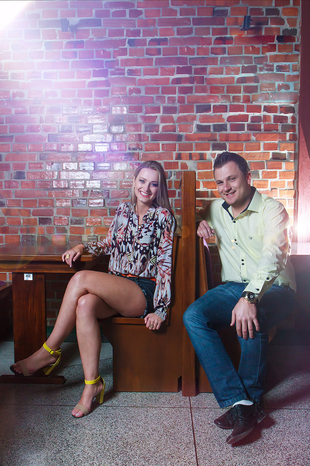 Sentados em pub, casal Michael e Victoria. Fotografia de Eduardo Pasqualini, fotógrafo de casamentos e ensaios em Rio do Sul, Santa Catarina.