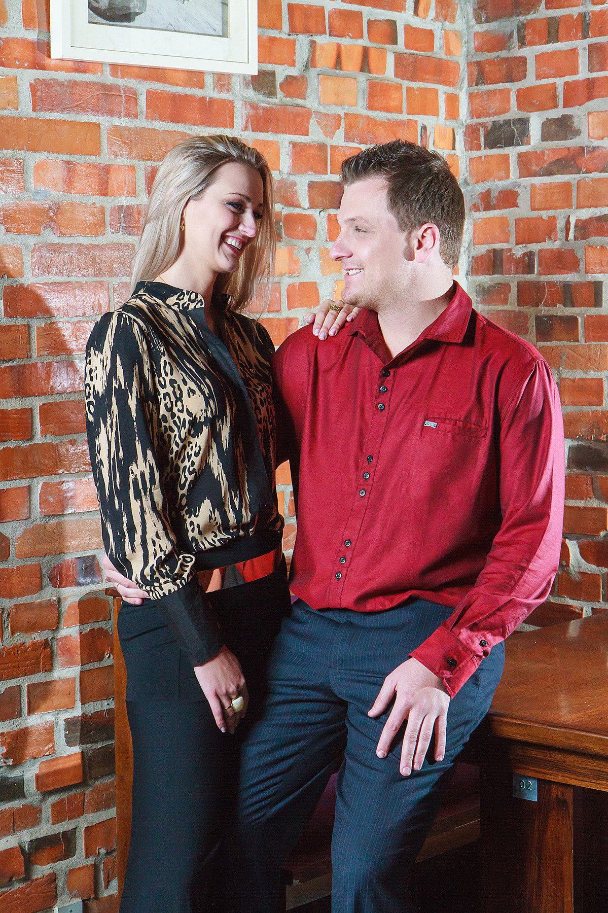 Se olhando, casal Victoria e Michael. Fotografia de Eduardo Pasqualini, fotógrafo de casamentos e ensaios em Rio do Sul, Santa Catarina.