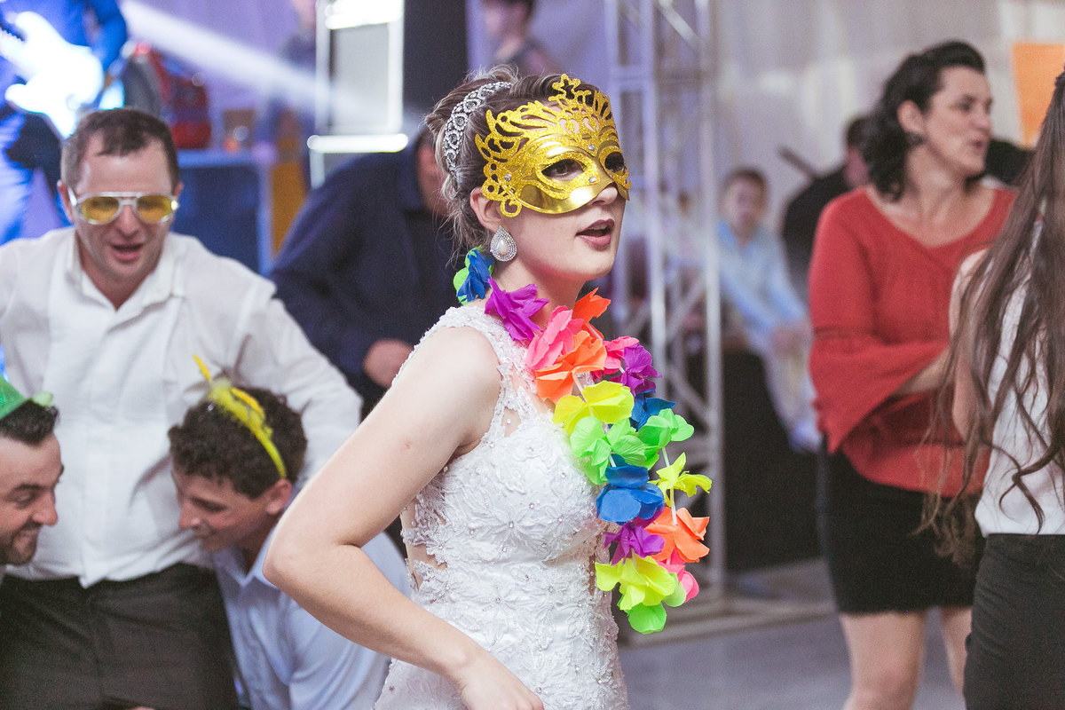 Noiva dançando. Casamento em Presidente Nereu. Thais e Maicon. Fotografia de Eduardo Pasqualini, fotógrafo de casamentos e ensaios em Rio do Sul, Santa Catarina.