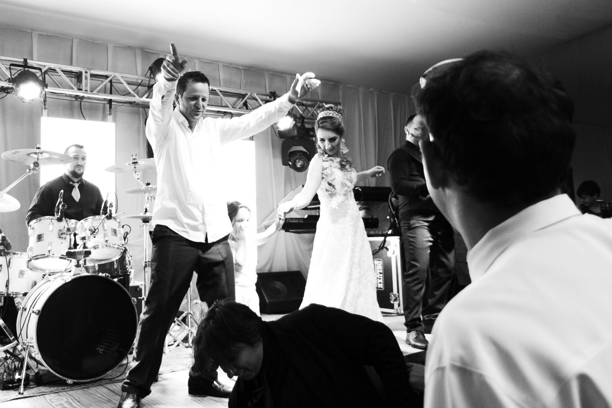 Dançando. Casamento em Presidente Nereu. Thais e Maicon. Fotografia de Eduardo Pasqualini, fotógrafo de casamentos e ensaios em Rio do Sul, Santa Catarina.