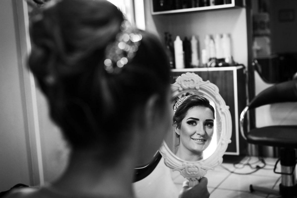 Noiva conferindo o make. Casamento em Presidente Nereu. Thais e Maicon. Fotografia de Eduardo Pasqualini, fotógrafo de casamentos e ensaios em Rio do Sul, Santa Catarina.
