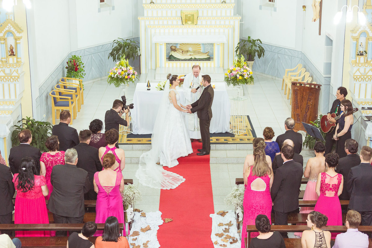 Mãos dadas. Casamento em Presidente Nereu. Thais e Maicon. Fotografia de Eduardo Pasqualini, fotógrafo de casamentos e ensaios em Rio do Sul, Santa Catarina.