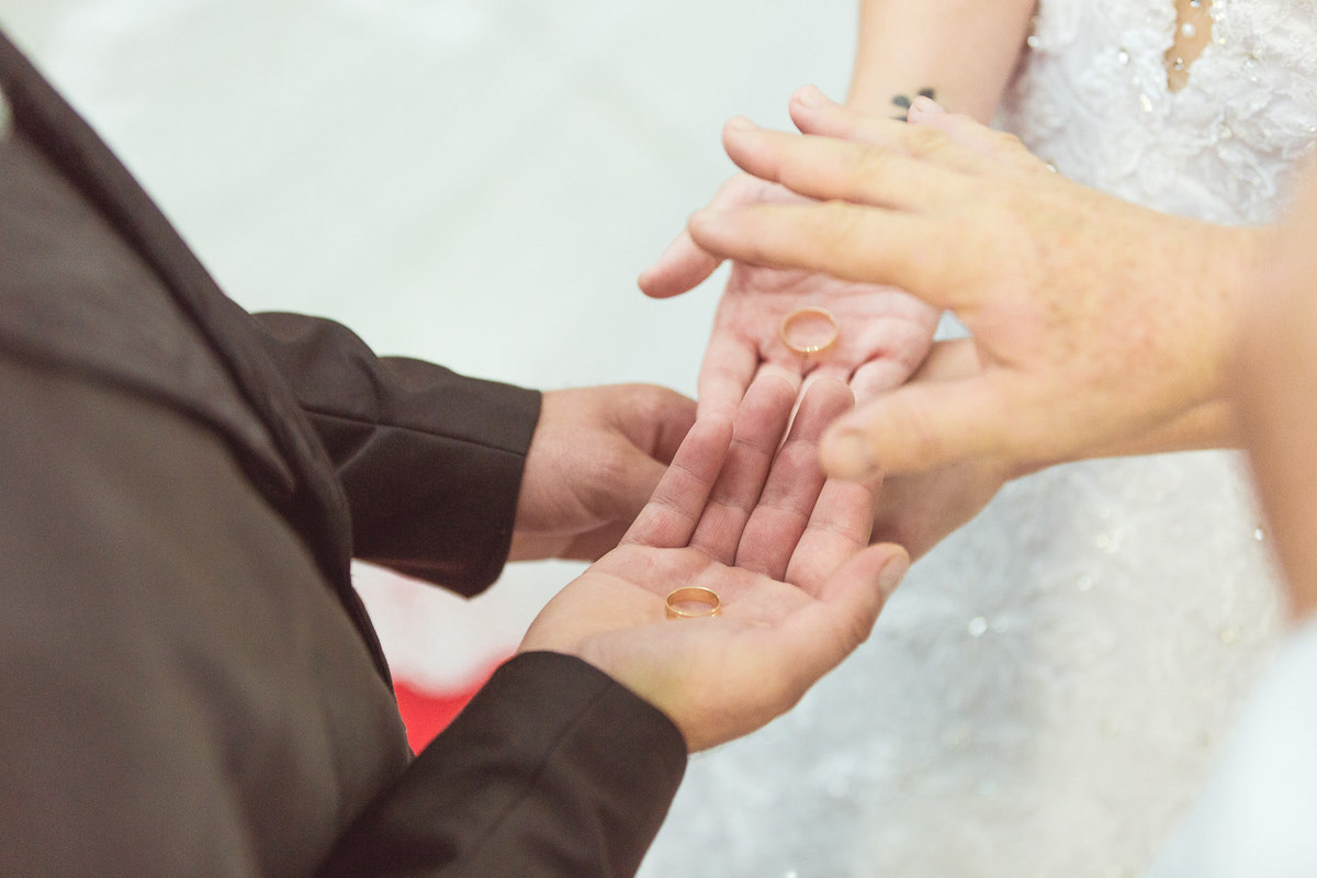 Alianças. Casamento em Presidente Nereu. Thais e Maicon. Fotografia de Eduardo Pasqualini, fotógrafo de casamentos e ensaios em Rio do Sul, Santa Catarina.