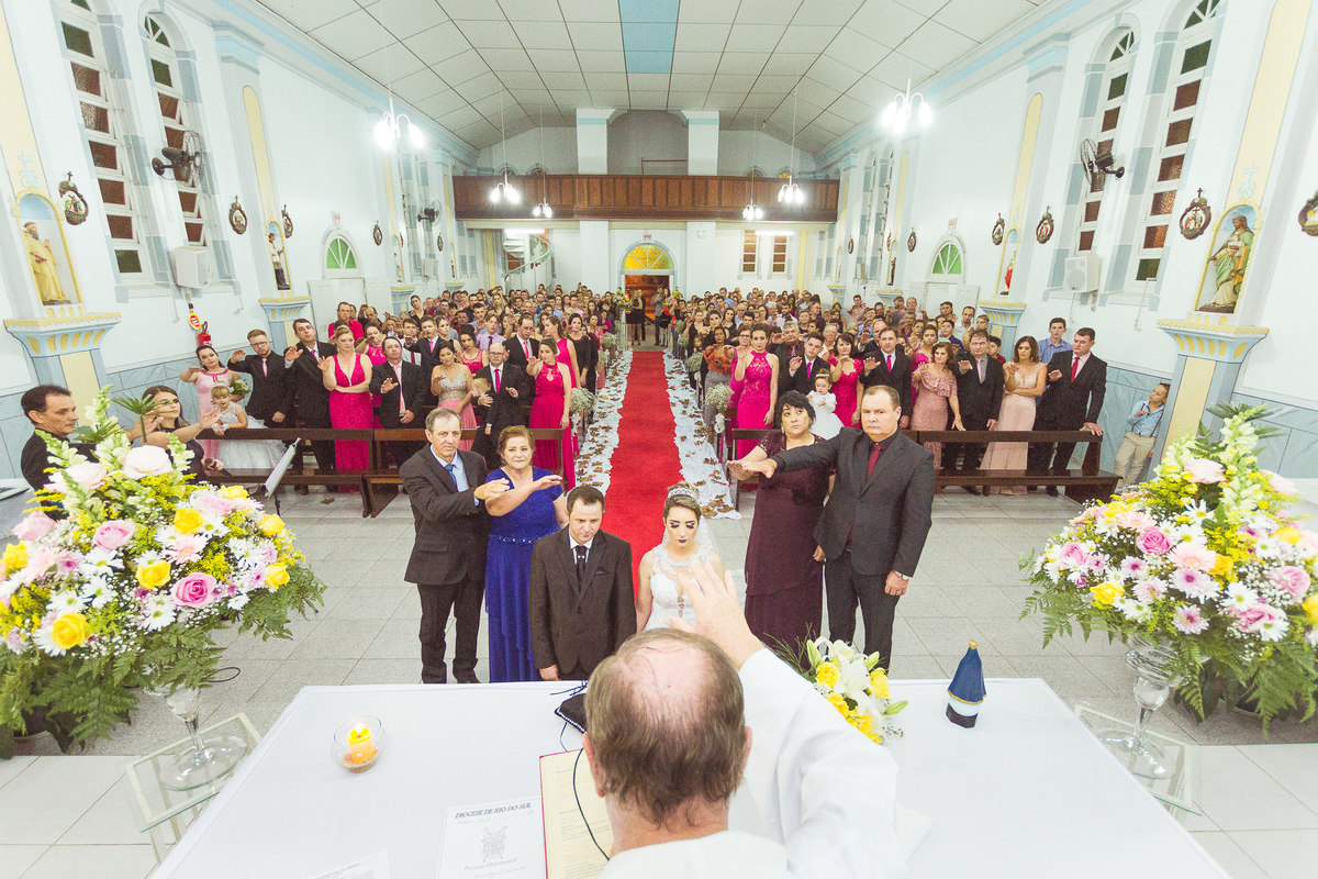 Pais abençoando os noivos. Casamento em Presidente Nereu. Thais e Maicon. Fotografia de Eduardo Pasqualini, fotógrafo de casamentos e ensaios em Rio do Sul, Santa Catarina.