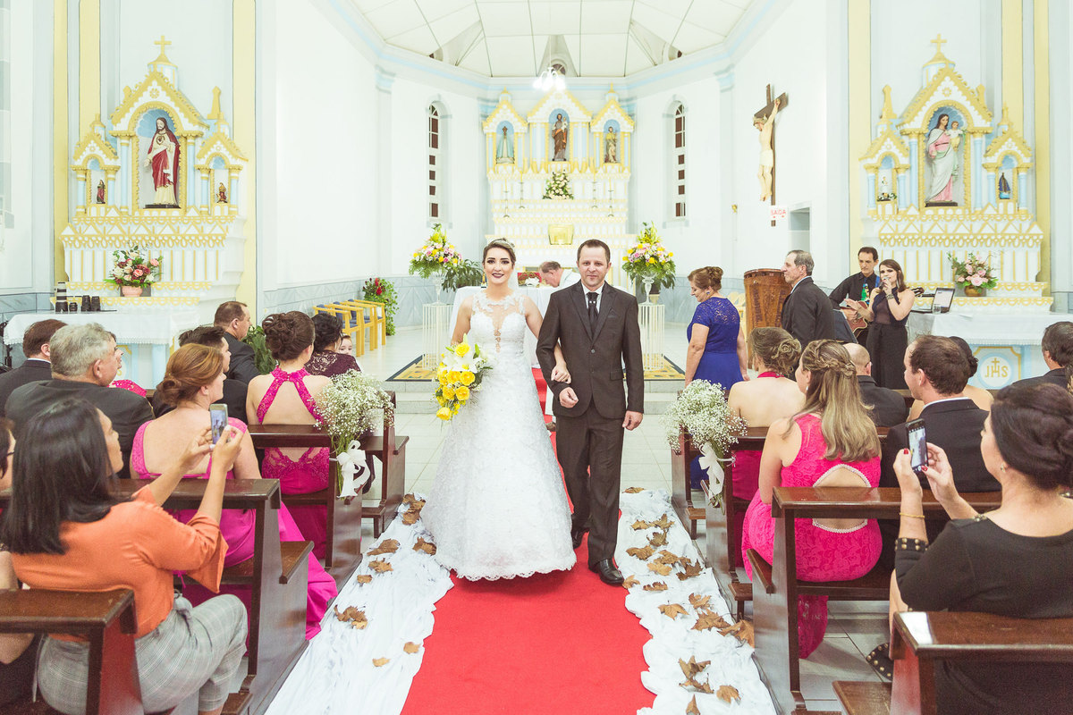 Terminou a cerimônia. Casamento em Presidente Nereu. Thais e Maicon. Fotografia de Eduardo Pasqualini, fotógrafo de casamentos e ensaios em Rio do Sul, Santa Catarina.