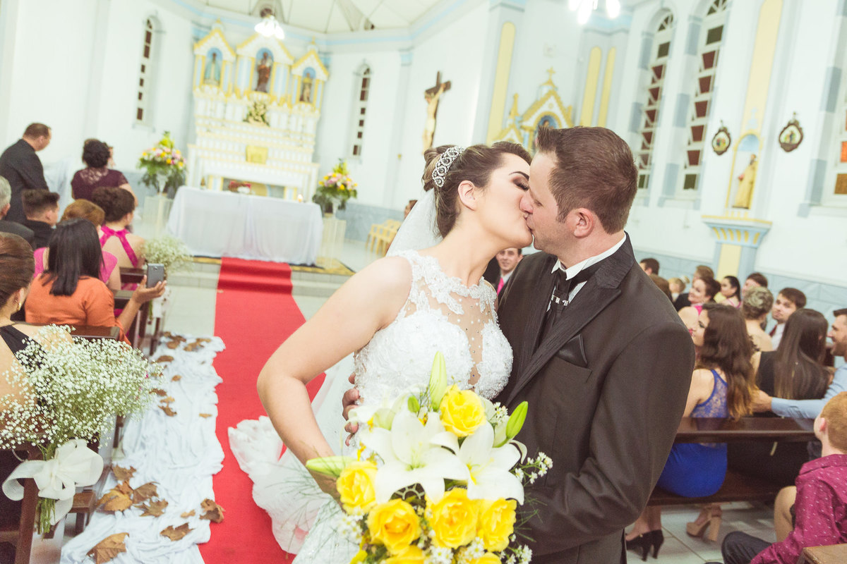 Beijão dos noivos. Casamento em Presidente Nereu. Thais e Maicon. Fotografia de Eduardo Pasqualini, fotógrafo de casamentos e ensaios em Rio do Sul, Santa Catarina.