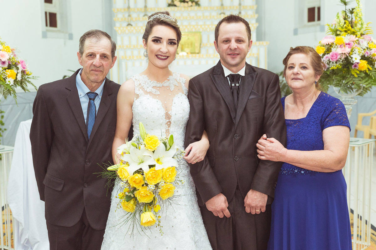 Pais do noivo com o casal. Casamento em Presidente Nereu. Thais e Maicon. Fotografia de Eduardo Pasqualini, fotógrafo de casamentos e ensaios em Rio do Sul, Santa Catarina.