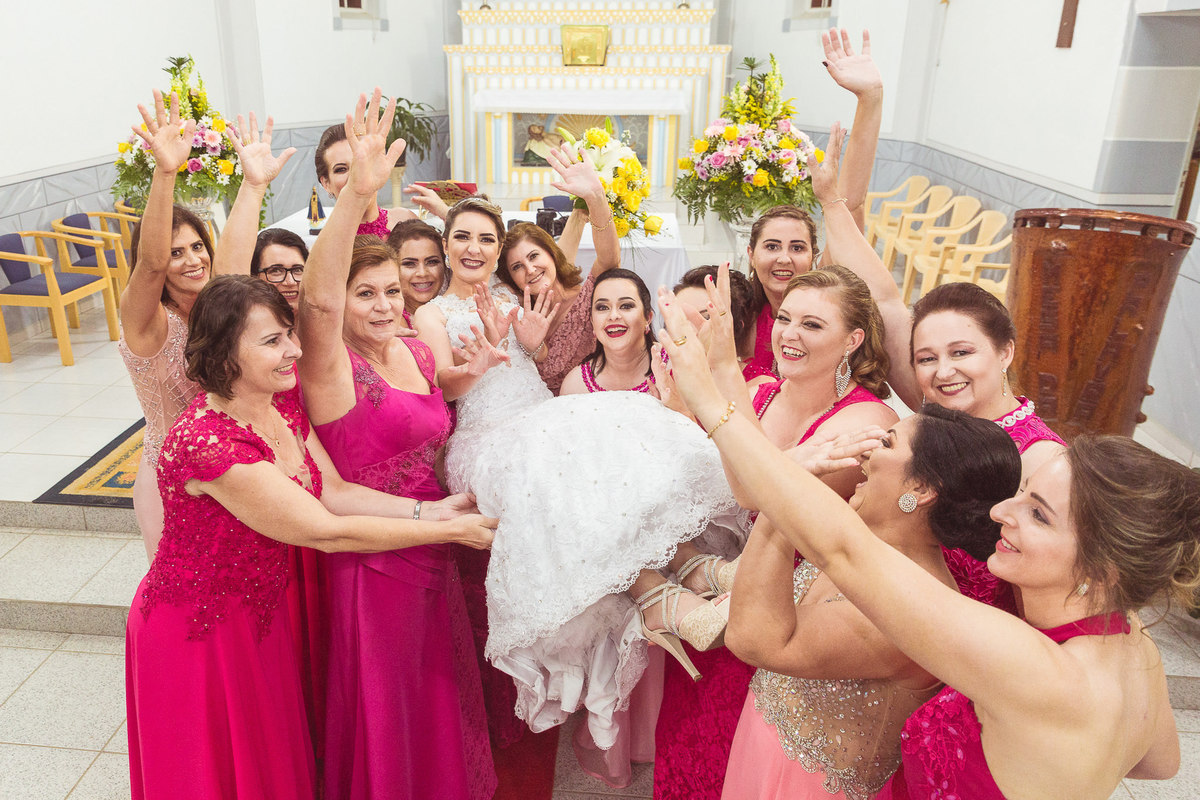 Madrinhas loucas. Casamento em Presidente Nereu. Thais e Maicon. Fotografia de Eduardo Pasqualini, fotógrafo de casamentos e ensaios em Rio do Sul, Santa Catarina.
