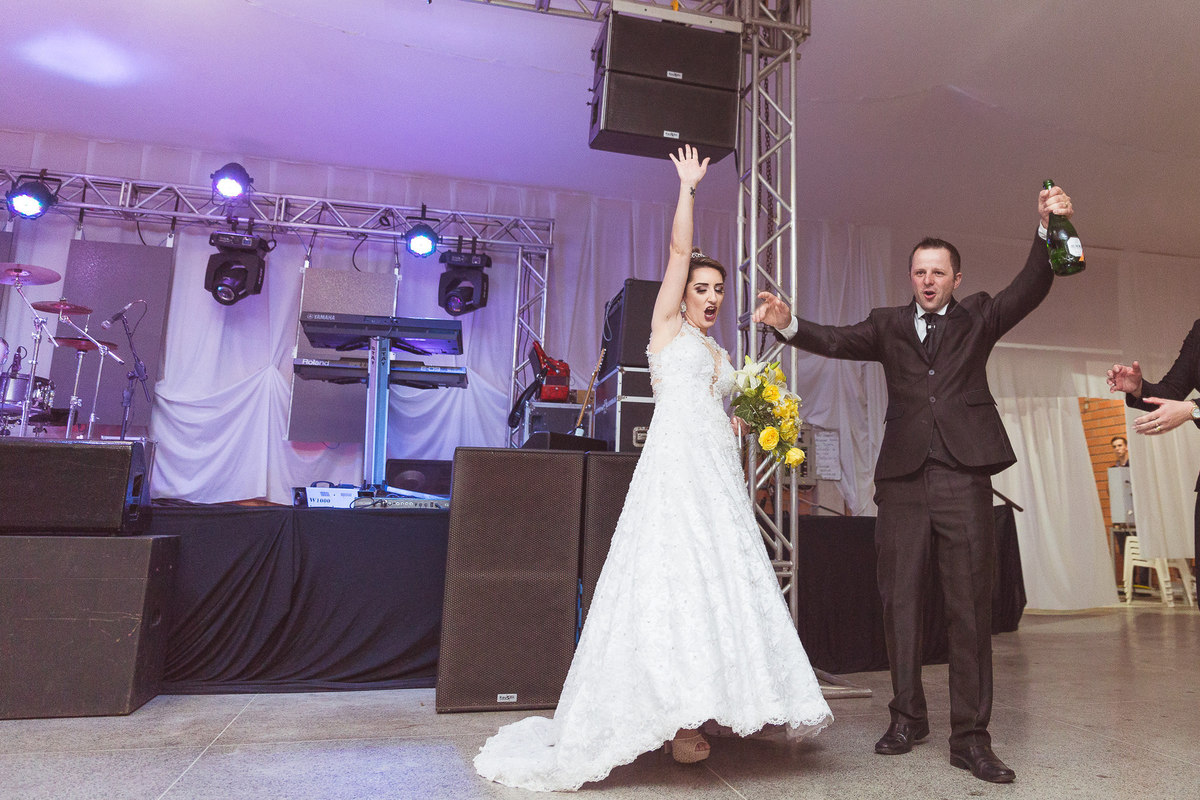 Chegamos na festa do casamento. Casamento em Presidente Nereu. Thais e Maicon. Fotografia de Eduardo Pasqualini, fotógrafo de casamentos e ensaios em Rio do Sul, Santa Catarina.