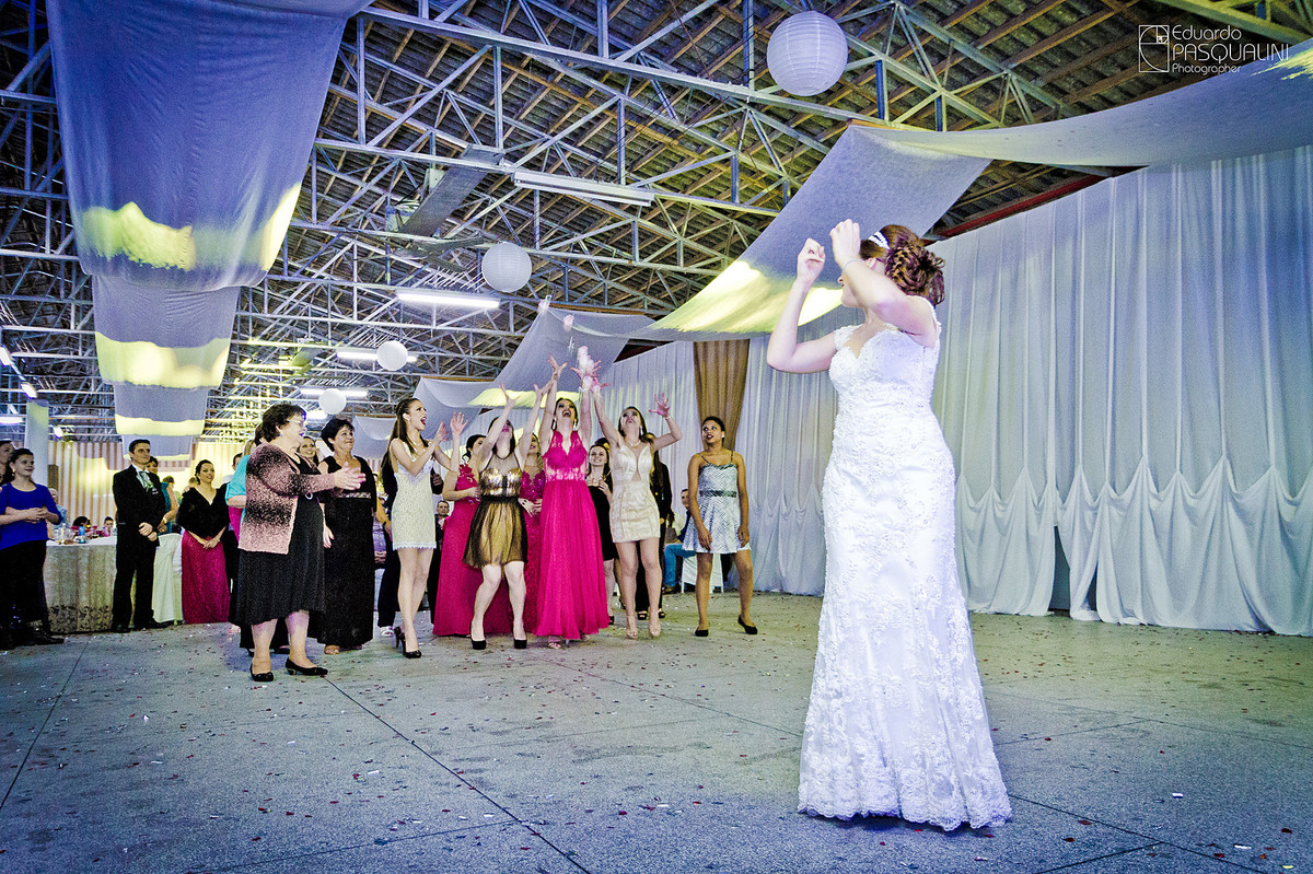 Jogando o buque para as solteiras. Fotografia de Eduardo Pasqualini, fotógrafo de casamentos e ensaios em Rio do Sul, Santa Catarina.
