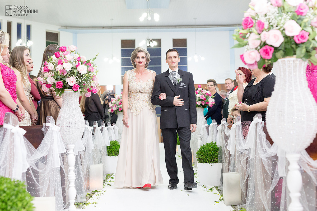 Noivo entrando com sua mãe na cerimônia de casamento. Fotografia de Eduardo Pasqualini, fotógrafo de casamentos e ensaios em Rio do Sul, Santa Catarina.