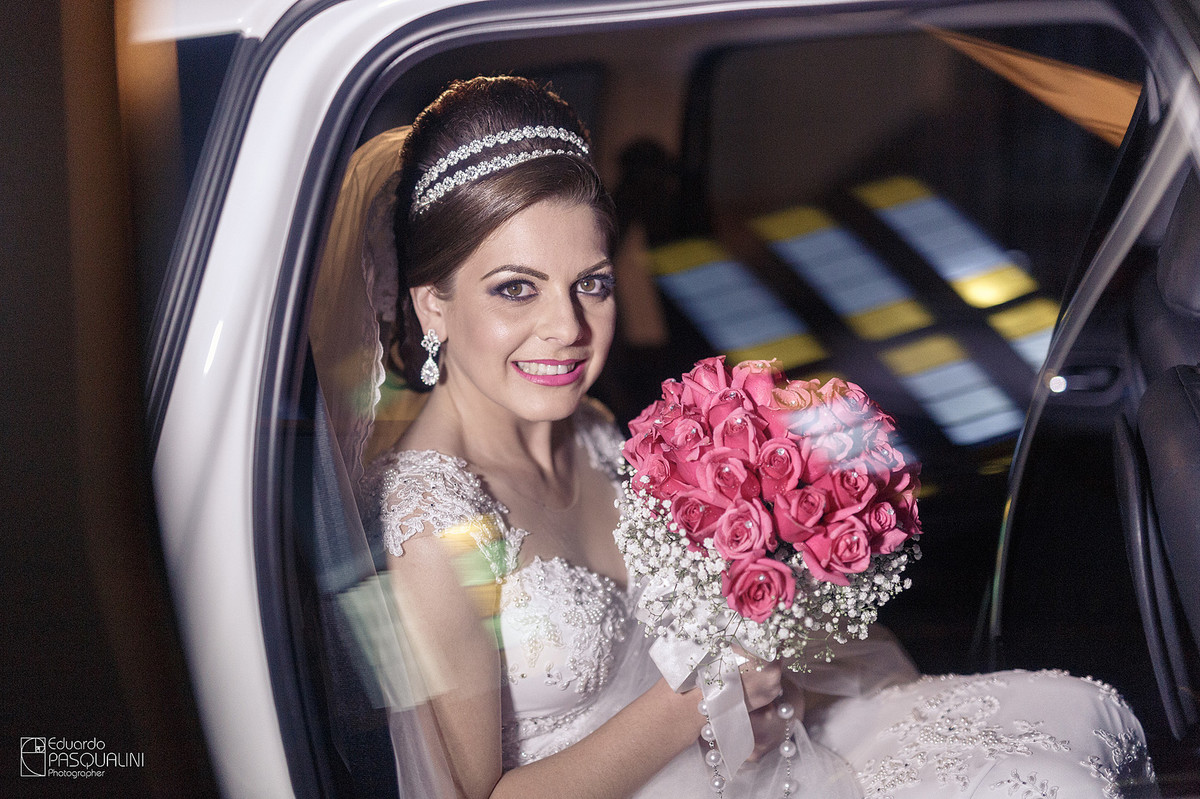 Tamires saindo do carro para entrar em seu casamento. Fotografia de Eduardo Pasqualini, fotógrafo de casamentos e ensaios em Rio do Sul, Santa Catarina.