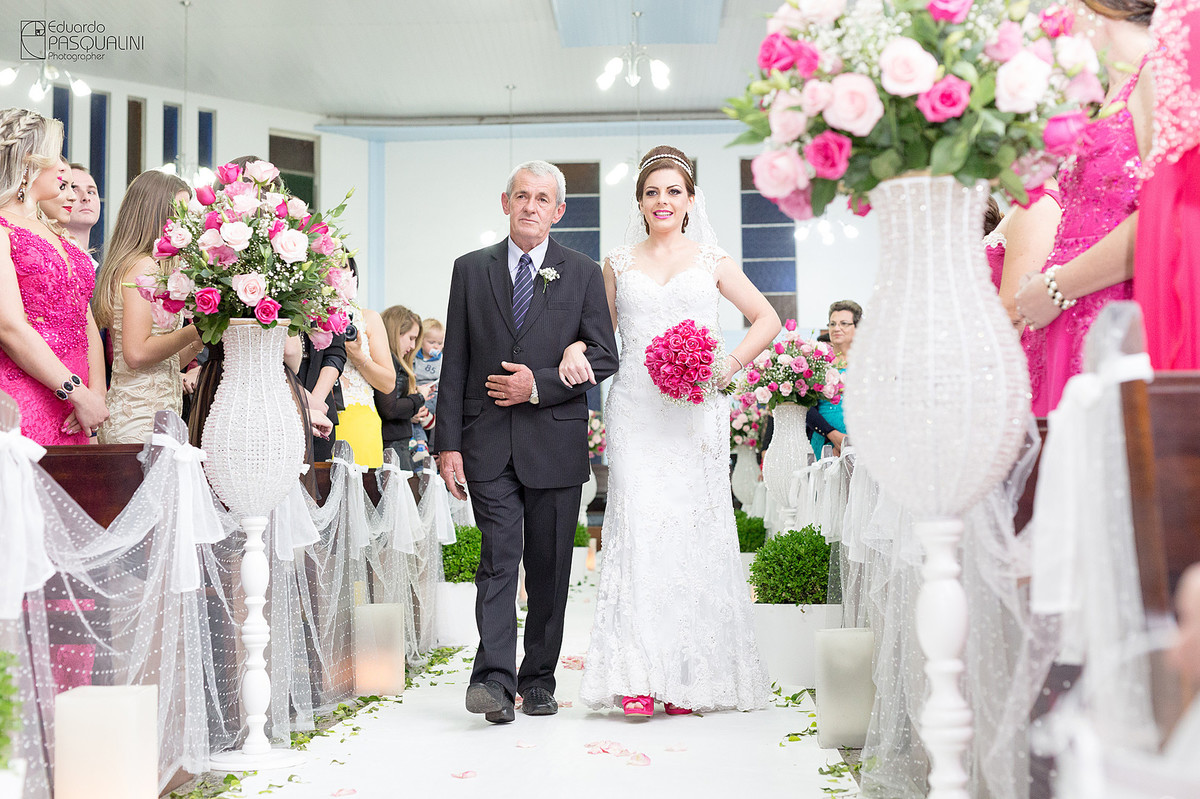 Noiva e seu pai entrando na cerimônia de casamento. Fotografia de Eduardo Pasqualini, fotógrafo de casamentos e ensaios em Rio do Sul, Santa Catarina.