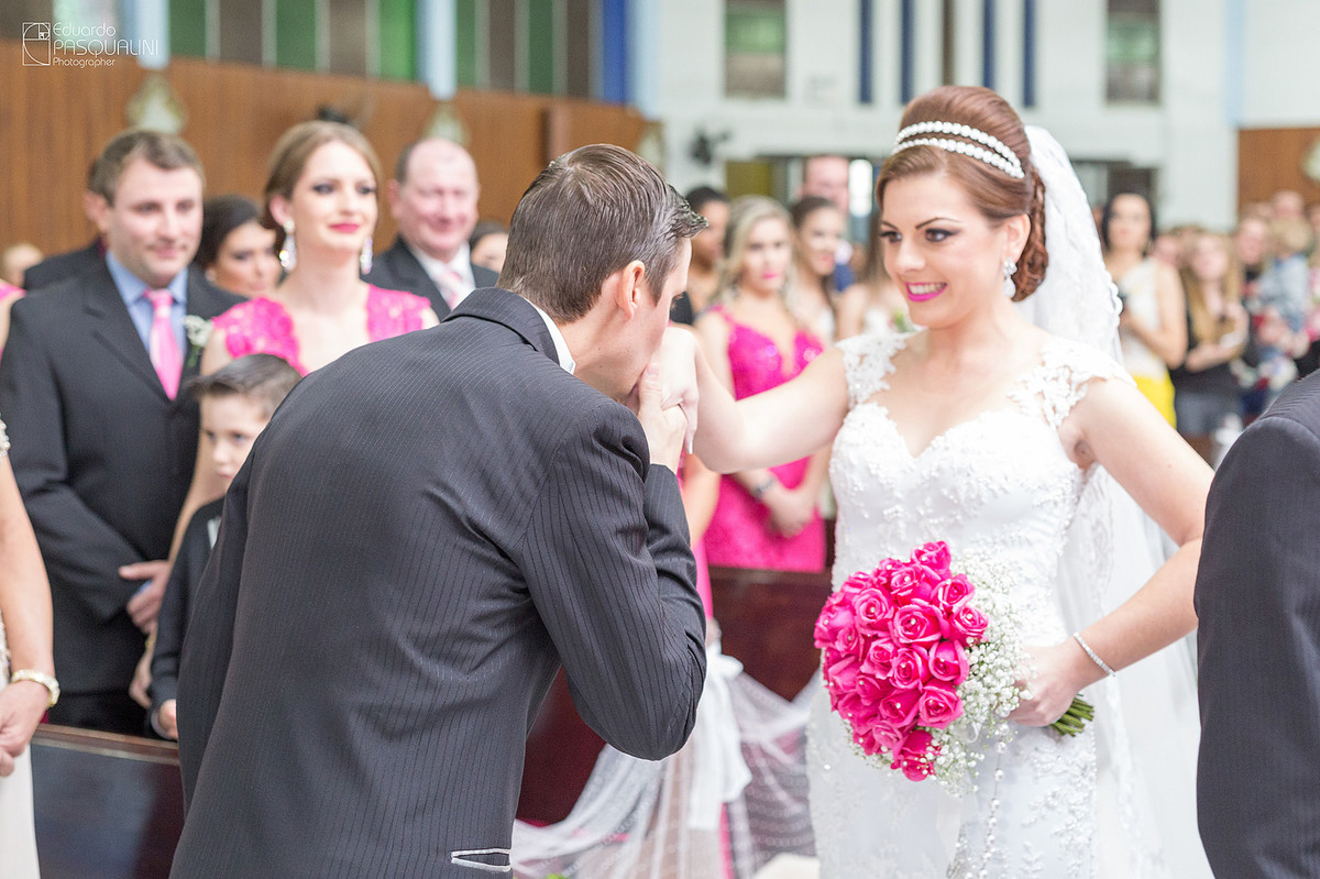 Cleber, o noivo beijando a mão de sua futura esposa. Fotografia de Eduardo Pasqualini, fotógrafo de casamentos e ensaios em Rio do Sul, Santa Catarina.