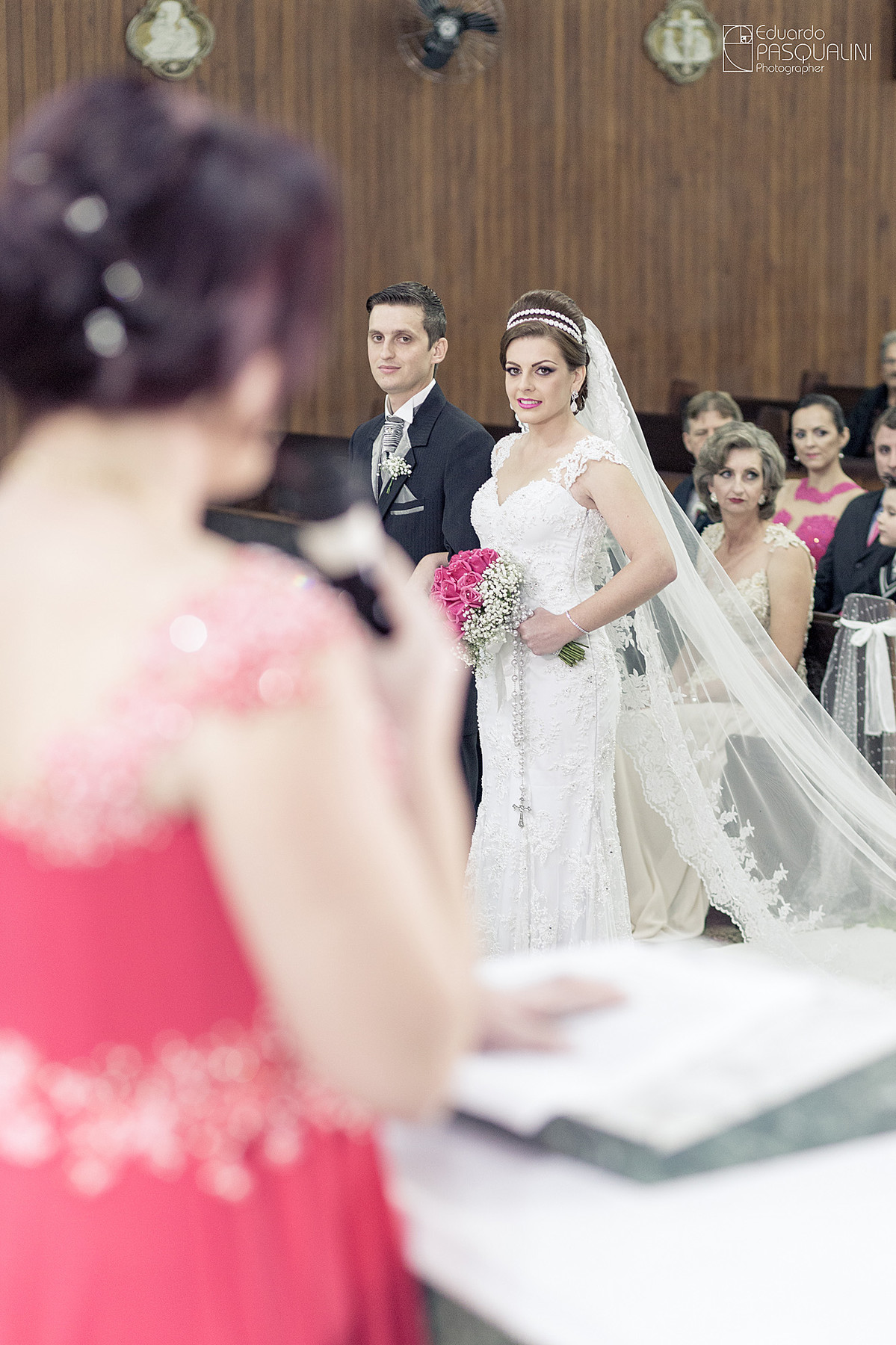 Irmã da noiva declama palavras em casamento de noiva Tamires. Fotografia de Eduardo Pasqualini, fotógrafo de casamentos e ensaios em Rio do Sul, Santa Catarina.