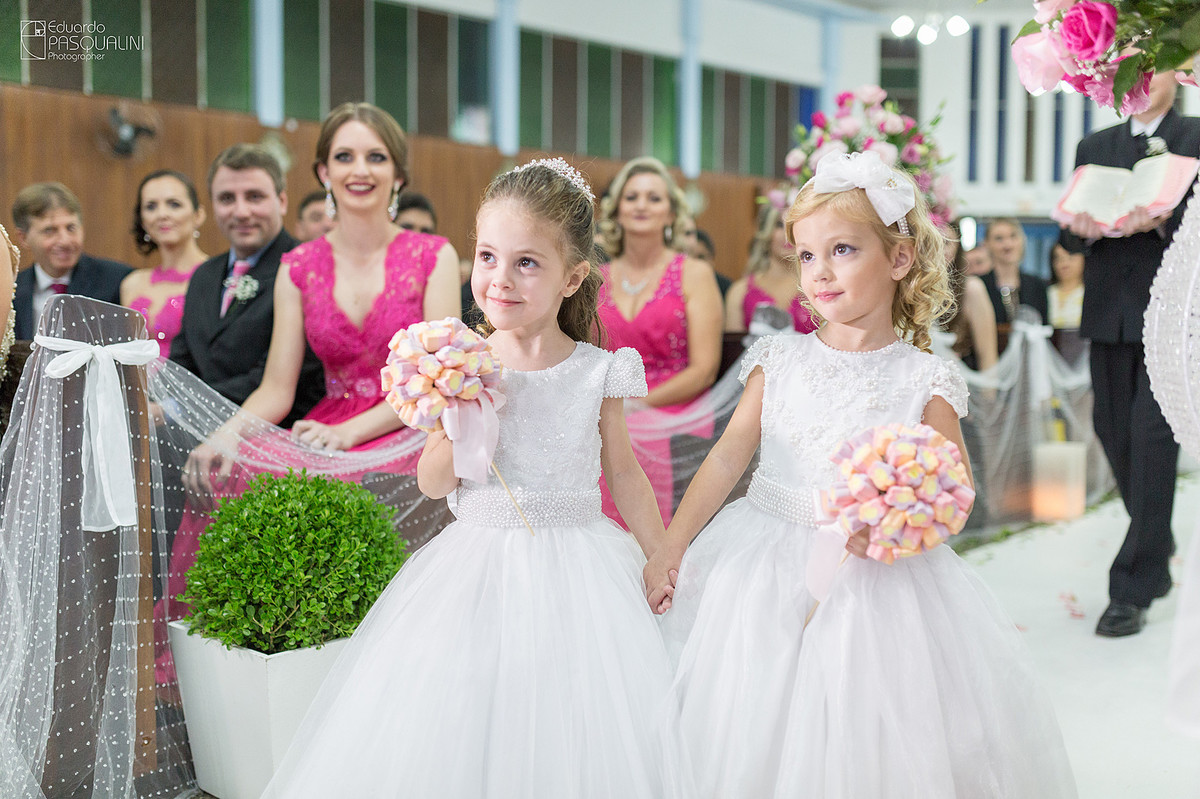 Crianças lindas como daminhas de honra anunciam a chegada das alianças. Fotografia de Eduardo Pasqualini, fotógrafo de casamentos e ensaios em Rio do Sul, Santa Catarina.