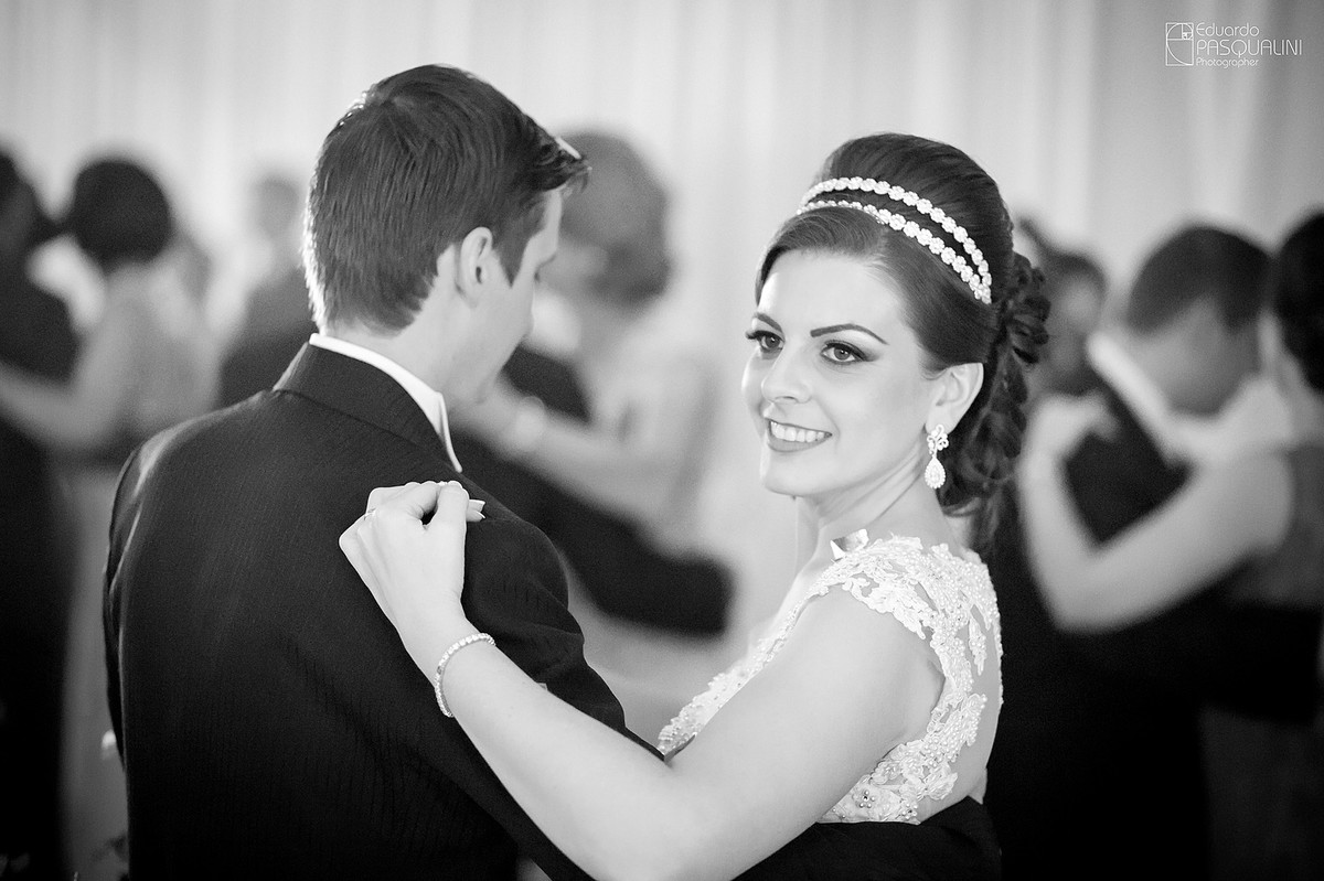 Cleber e Tamires dançando. Fotografia de Eduardo Pasqualini, fotógrafo de casamentos e ensaios em Rio do Sul, Santa Catarina.