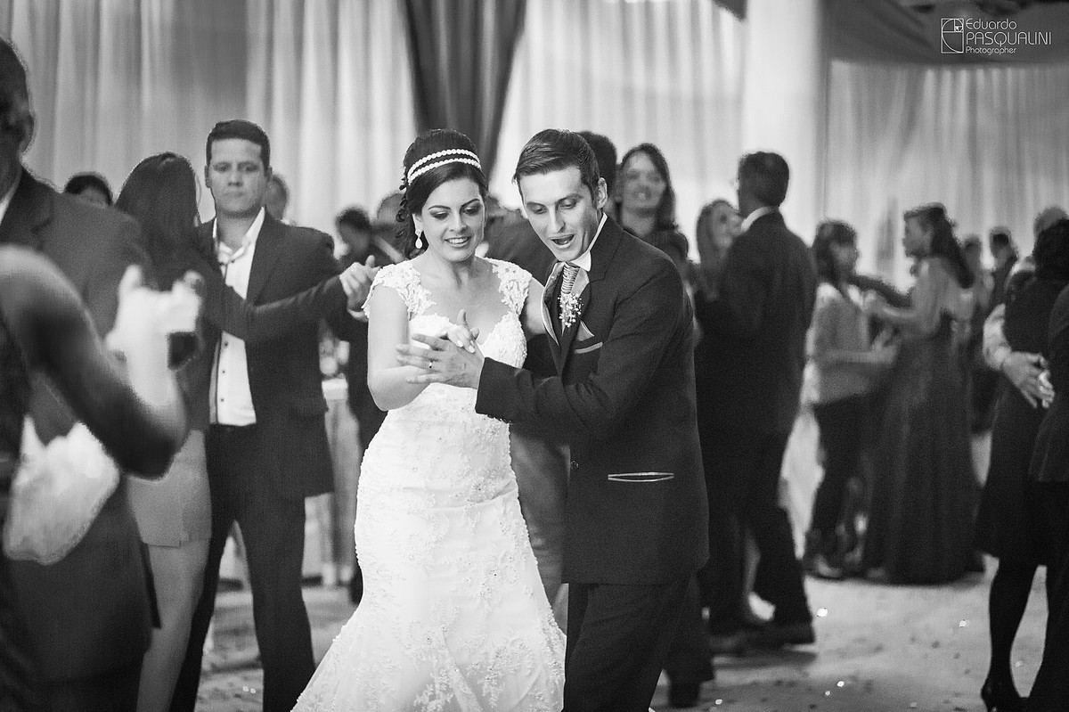 Noivo super animado dançando durante casamento. Fotografia de Eduardo Pasqualini, fotógrafo de casamentos e ensaios em Rio do Sul, Santa Catarina.
