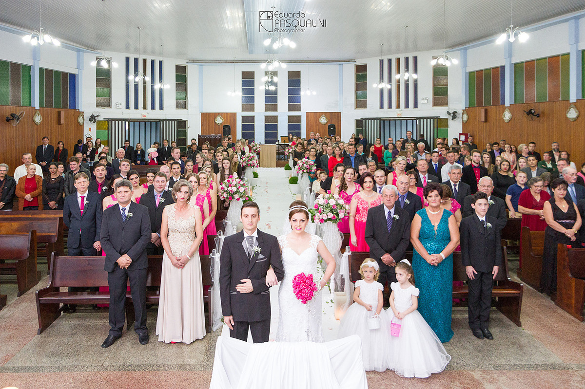 Igreja cheia para o casamento de Cleber e Tamires. Fotografia de Eduardo Pasqualini, fotógrafo de casamentos e ensaios em Rio do Sul, Santa Catarina.