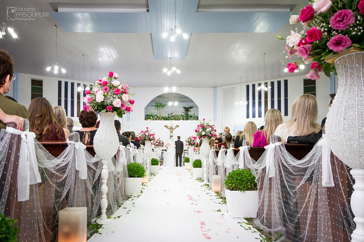 Junto ao altar, noivos em seu casamento. Fotografia de Eduardo Pasqualini, fotógrafo de casamentos e ensaios em Rio do Sul, Santa Catarina.