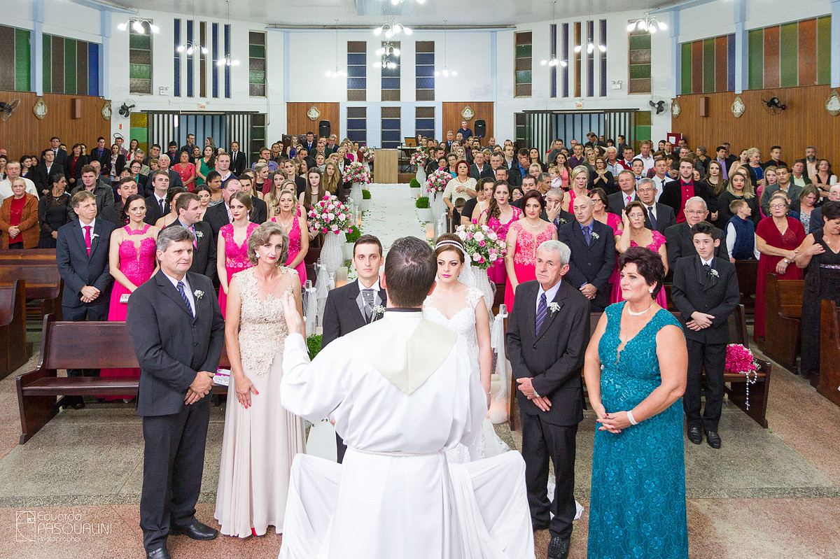 Família reunida para receber a benção de deus. Fotografia de Eduardo Pasqualini, fotógrafo de casamentos e ensaios em Rio do Sul, Santa Catarina.