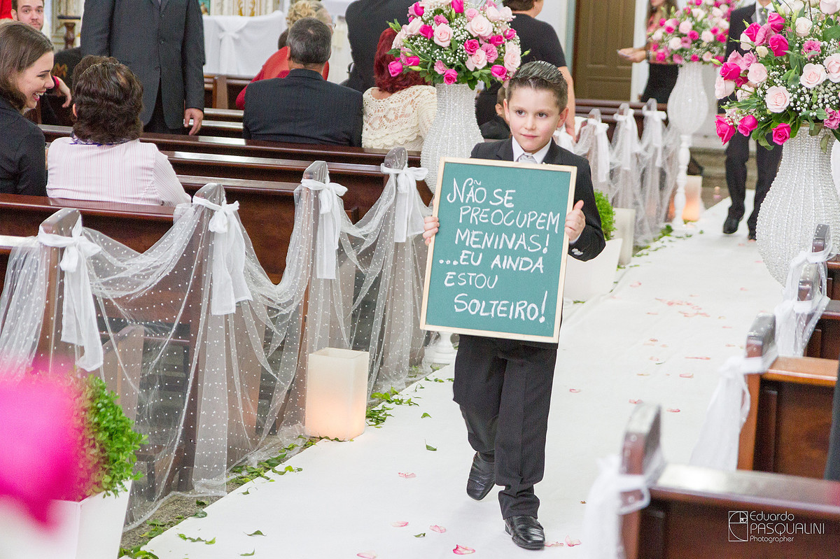 Placa divertida no final da cerimônia de casamento. Fotografia de Eduardo Pasqualini, fotógrafo de casamentos e ensaios em Rio do Sul, Santa Catarina.