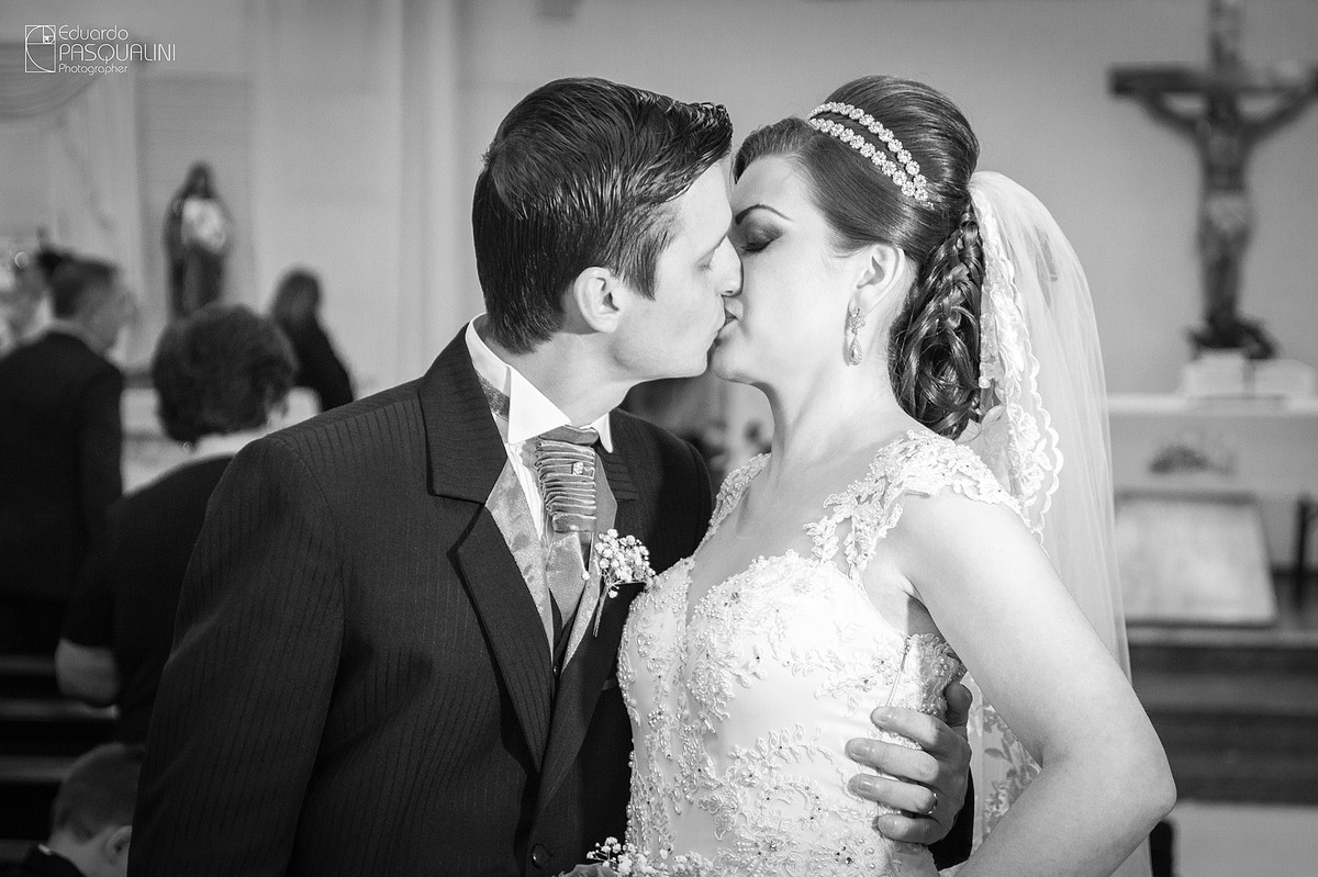 Beijo do casal recém casado, Cleber e Tamires. Fotografia de Eduardo Pasqualini, fotógrafo de casamentos e ensaios em Rio do Sul, Santa Catarina.