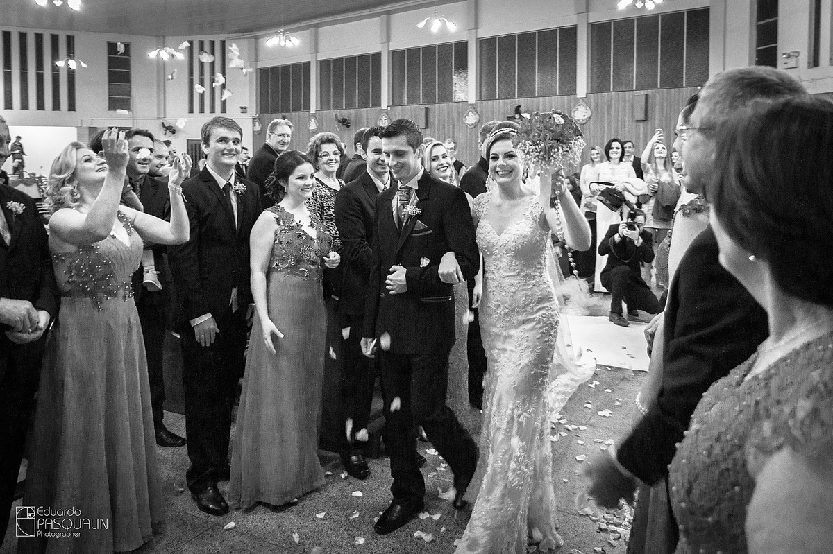 Saída dos noivos com chuva de Rosas. Fotografia de Eduardo Pasqualini, fotógrafo de casamentos e ensaios em Rio do Sul, Santa Catarina.