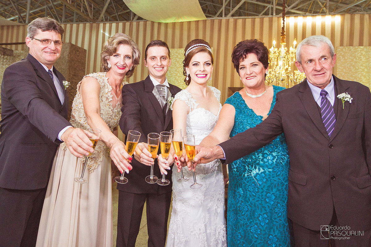 Brinde com os Pais dos noivos. Fotografia de Eduardo Pasqualini, fotógrafo de casamentos e ensaios em Rio do Sul, Santa Catarina.