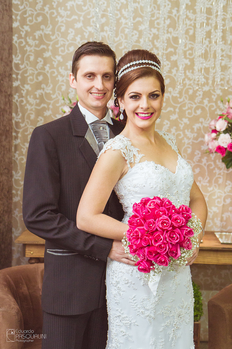 Lindos noivos abraçados Cleber e Tamires. Fotografia de Eduardo Pasqualini, fotógrafo de casamentos e ensaios em Rio do Sul, Santa Catarina.
