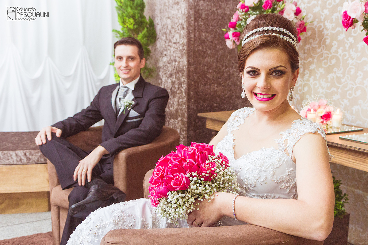 A noiva Tamires e o noivo Cleber posando para fotos. Fotografia de Eduardo Pasqualini, fotógrafo de casamentos e ensaios em Rio do Sul, Santa Catarina.